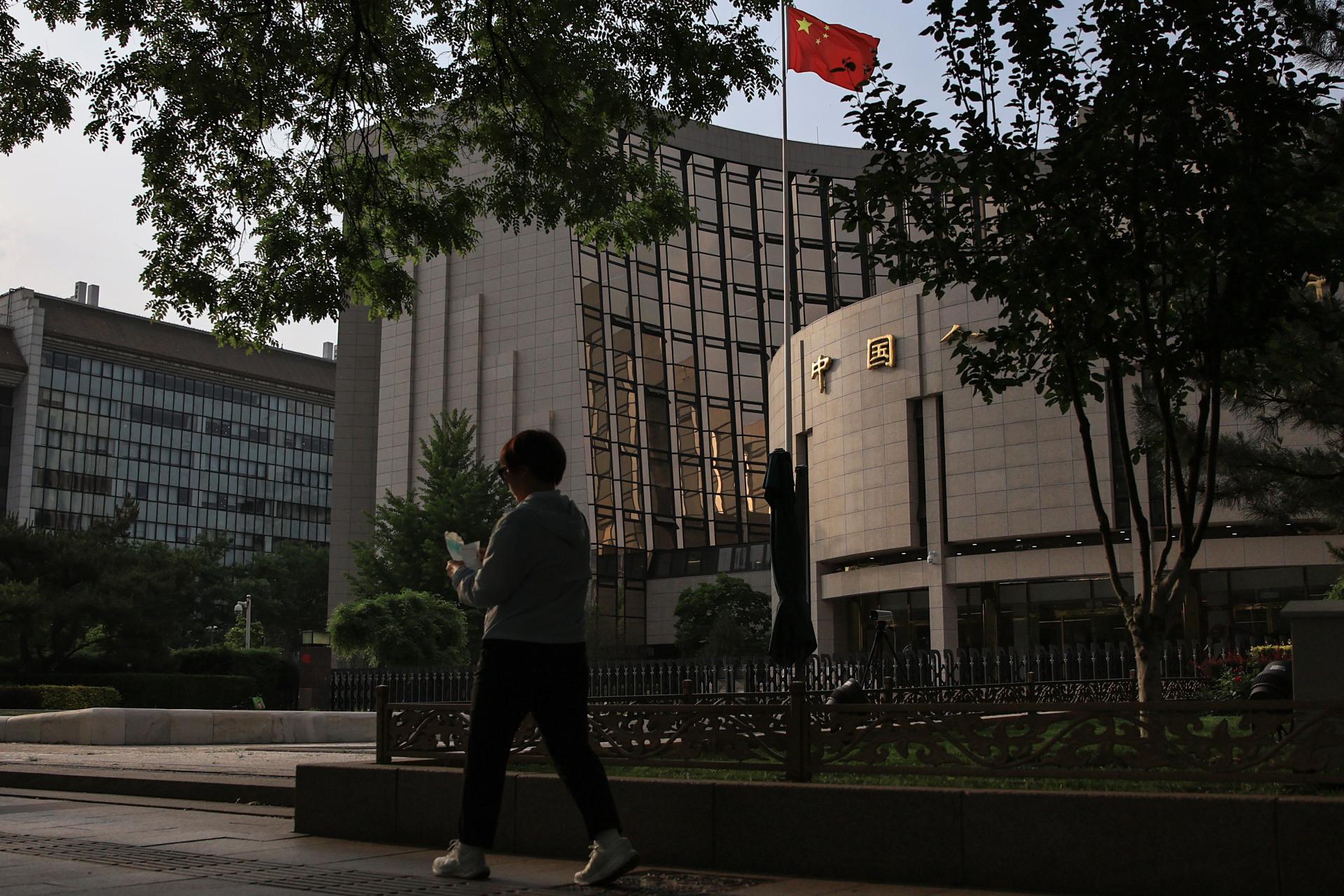 BEIJING (China), 07/05/2025.- Una persona camina delante del Banco de China en Beijing, China. EFE/EPA/ANDRES MARTINEZ CASARES