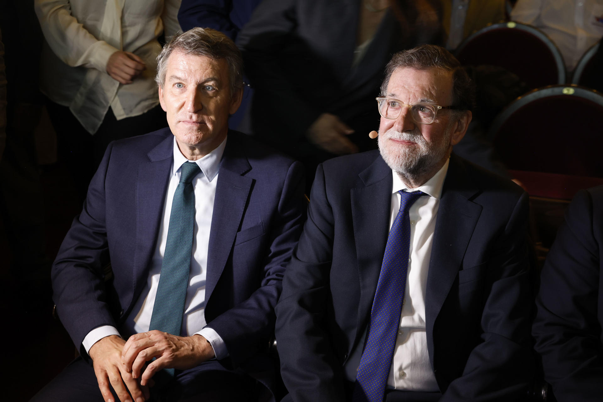 El líder del Partido Popular, Alberto Núñez Feijóo (i) y el expresidente del Gobierno español Mariano Rajoy participan en el 'Foro libertad y democracia' celebrado este miércoles en el Ateneo de Madrid. EFE/ Javier Lizón