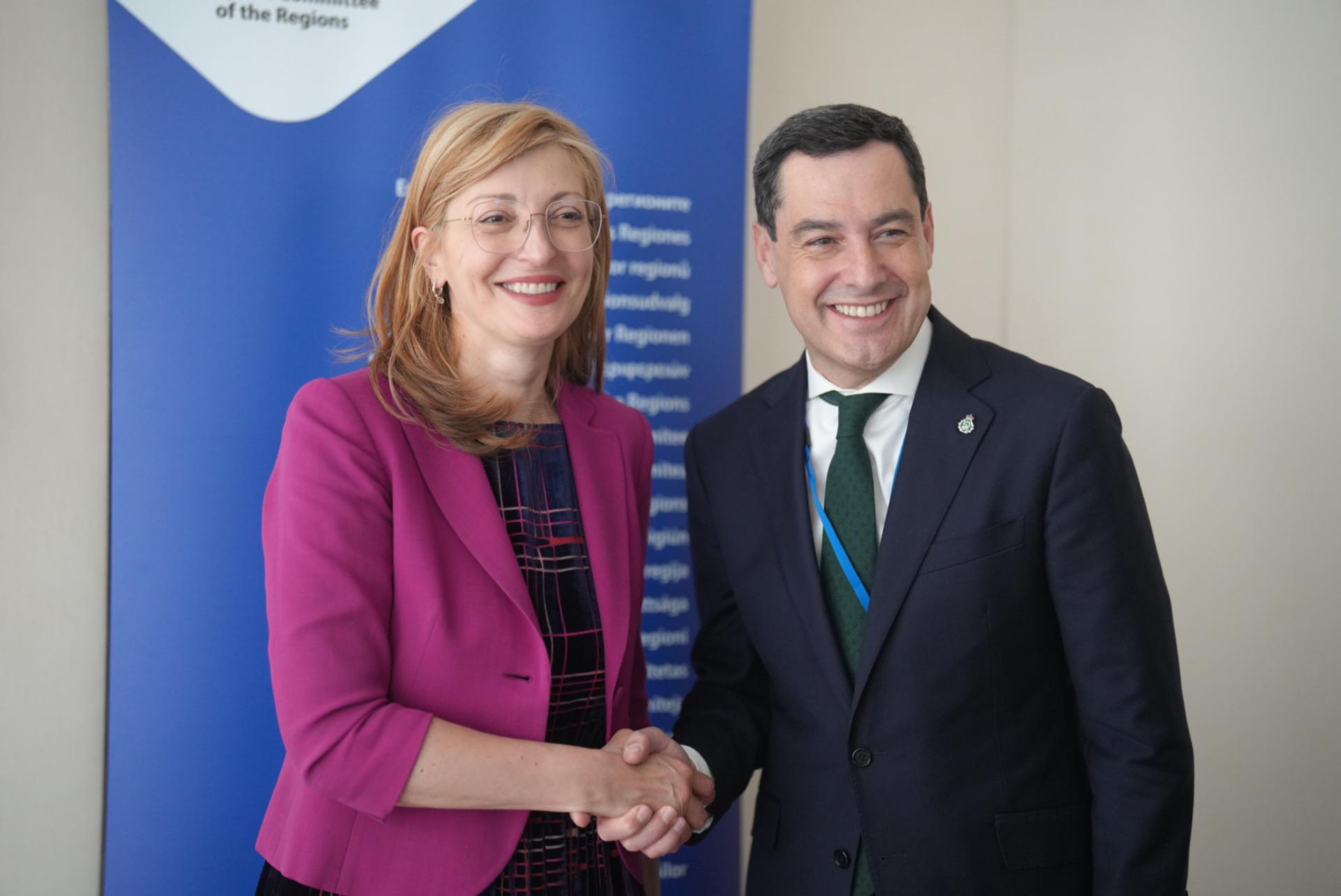 El presidente de la Junta de Andalucía, Juanma Moreno (i), estrecha la mano de la comisaria europea de Startups, Investigación e Innovación, Ekaterina Zaharieva, con quien se ha reunido este miércoles en Bruselas en el marco de la sesión plenaria del Comité Europeo de las Regiones(CDR). EFE/Junta de Andalucía//SOLO USO EDITORIAL/SOLO DISPONIBLE PARA ILUSTRAR LA NOTICIA QUE ACOMPAÑA (CRÉDITO OBLIGATORIO)//