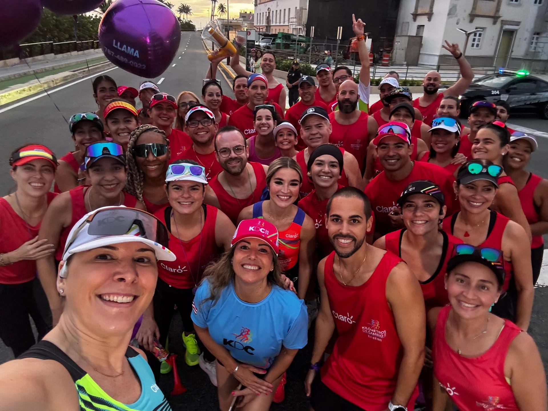Varias personas participan en la carrera 'Kilómetros de Cambio' en San Juan (Puerto Rico). EFE/ Jorge J. Muñiz