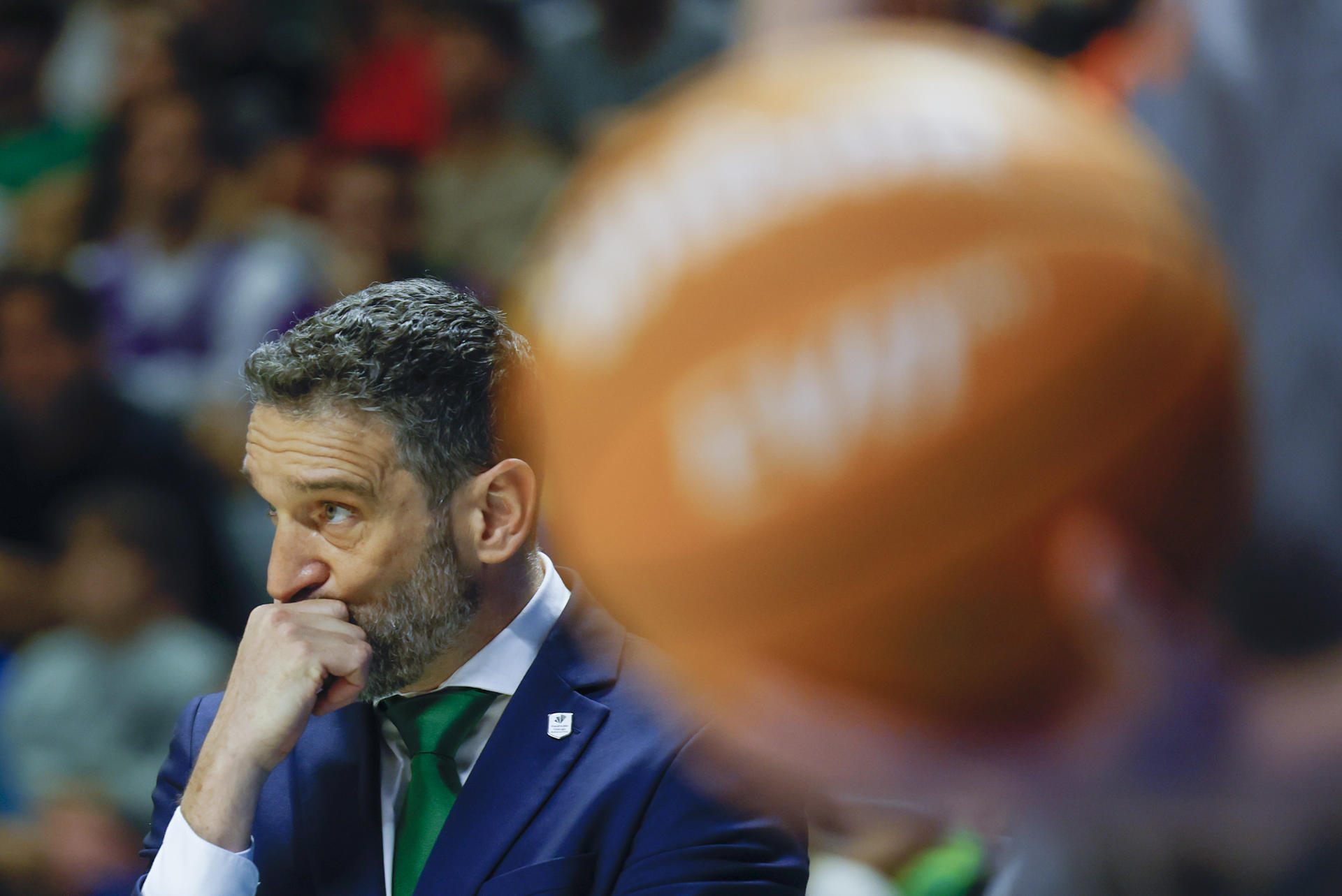 El entrenador del Unicaja, Ibon Navarro, durante el partido ante el MoraBanc Andorra que ambos equipos disputaron este en el Palacio de Deportes José María Martín Carpena, correspondiente a la jornada 30ª de la Liga Endesa. EFE/ Jorge Zapata