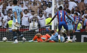 El jugador del Crystal Palace Daniel Muñoz (d) celebra un gol  segundos después anulado por fuera de juego, durante ela final de la FA Cup que han jugado Crystal Palace y Manchester City, en Londres. EFE/EPA/TOLGA AKMEN