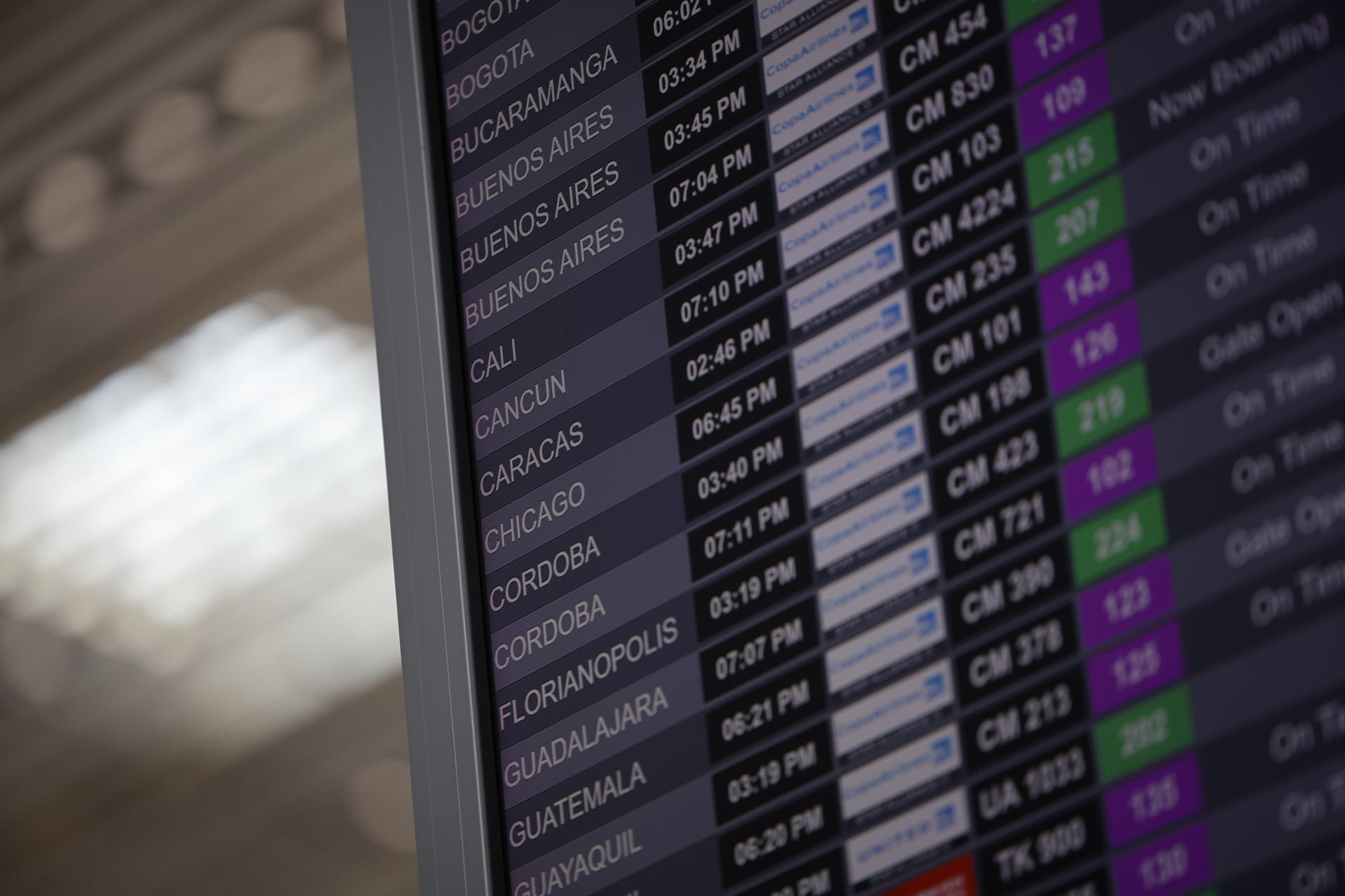 Fotografía de una pantalla con información de vuelos este martes, en el Aeropuerto Internacional de Tocumen en Ciudad de Panamá (Panamá). EFE/ Bienvenido Velasco