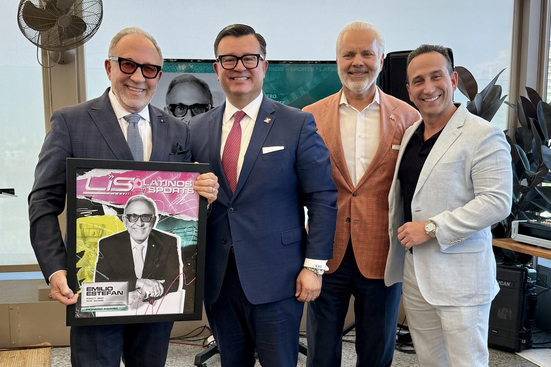 Desde la izquierda el músico y empresario musical cubano, Emilio Estefan; el presidente de Latinos in Sports, Xavier Gutiérrez; el presidente ejecutivo de Amerant Bank, Jerry Plush, y el director ejecutivo de la agencia de relaciones públicas Chemistry Cultura, Mike Valdés Fauli, posan este viernes, en Miami (Estados Unidos). EFE/ Alicia Civita