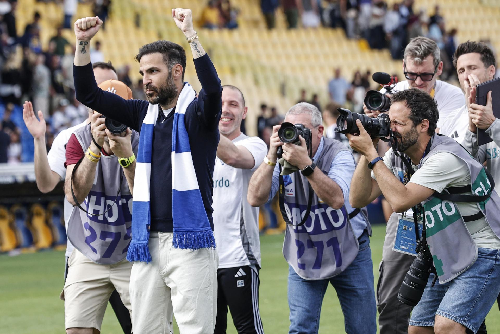 El entrenador del Como Cesc Fabregas celebra la victoria de su equipo ante el Parma en el Ennio Tardini stadium en Parma, Italia. EFE/EPA/SERENA CAMPANINI