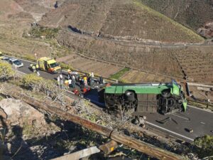 Imagen del autobús tras el accidente. EFE/112 Canarias
