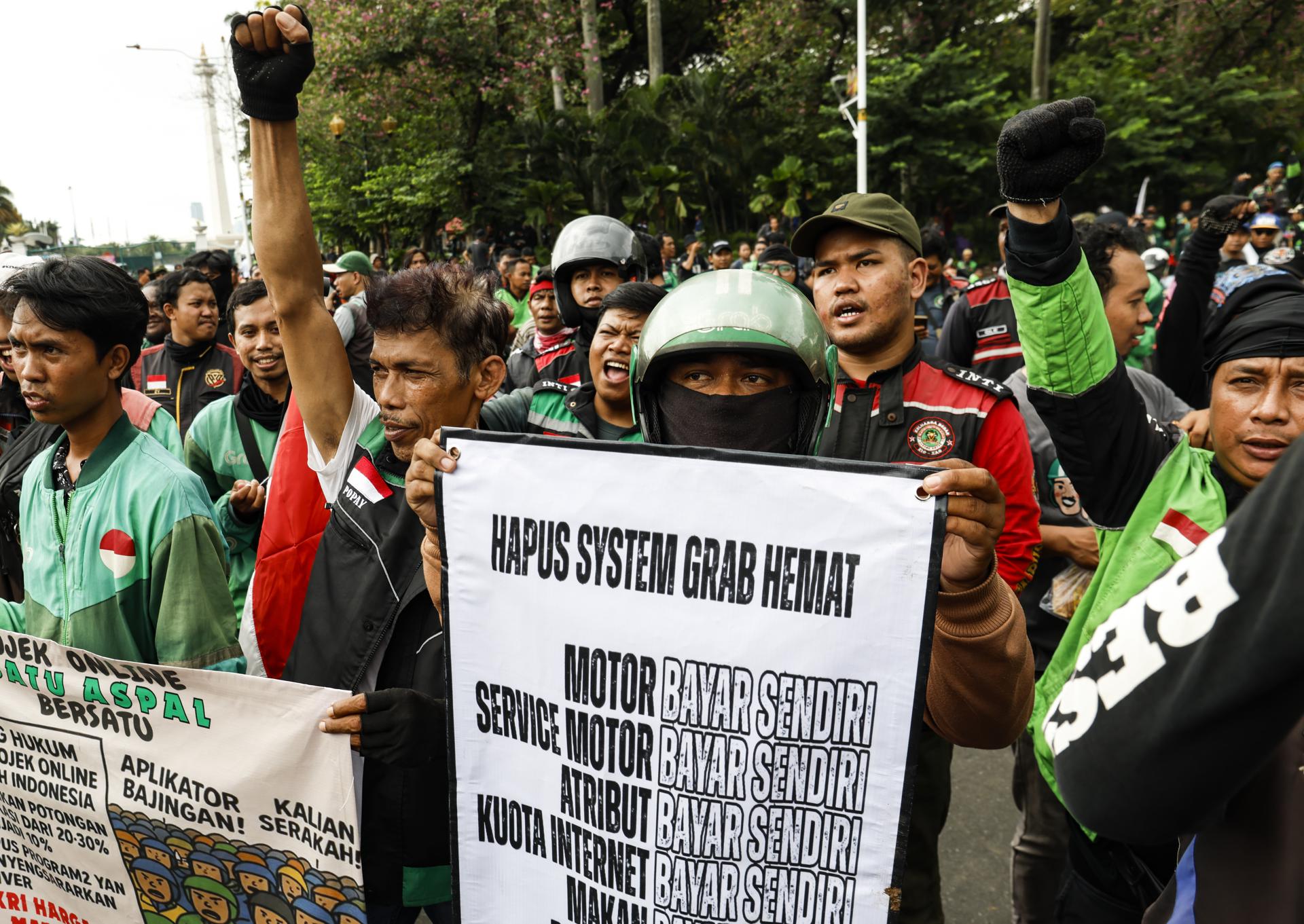 YAKARTA (Indonesia), 20/05/2025.- Repartidores y taxistas indonesios de plataformas protestan en Yakarta, Indonesia, el 20 de mayo de 2025, instando al Gobierno a imponer sanciones estrictas a las empresas de aplicaciones que incumplen las regulaciones y pidiendo mejoras salariales. EFE/EPA/BAGUS INDAHONO