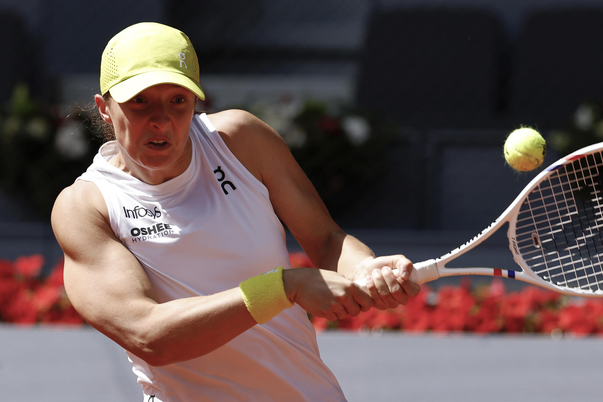 La tenista polaca Iga Swiatek en acción contra la estadounidense "Coco" Gauff durante el partido de semifinales del Mutua Madrid Open que disputan este jueves en las instalaciones de la Caja Mágica en Madrid. EFE/ Chema Moya