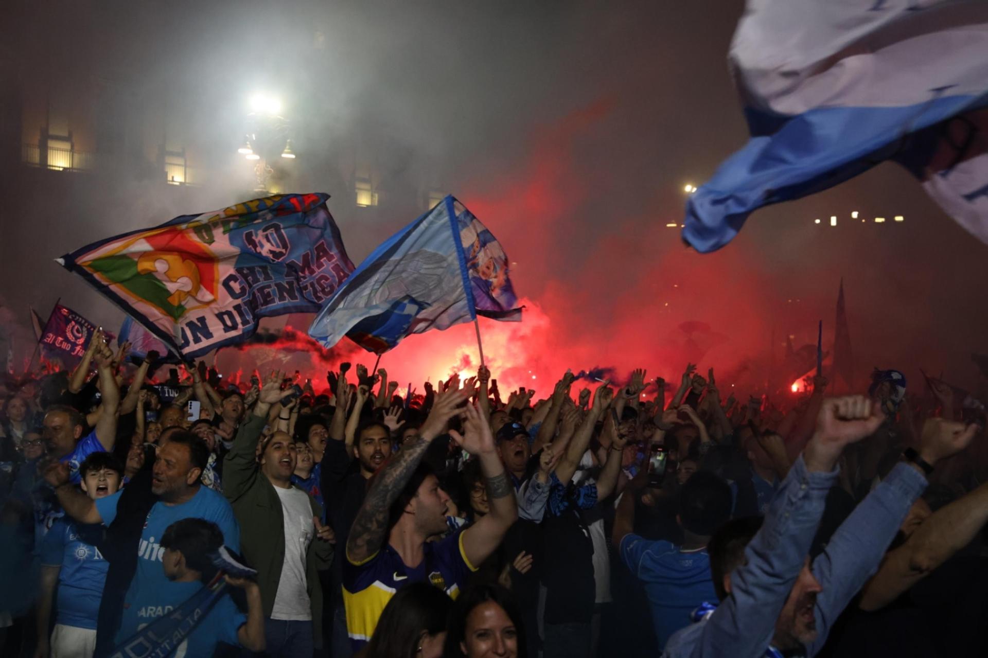 La ciudad de Nápoles, volcada con el equipo de la ciudad, explotó en cuanto el club conquistó el cuarto 'Scudetto' de su historia y se sumó en una gran fiesta que durará toda la noche. EFE/EPA/SARAH RICCA