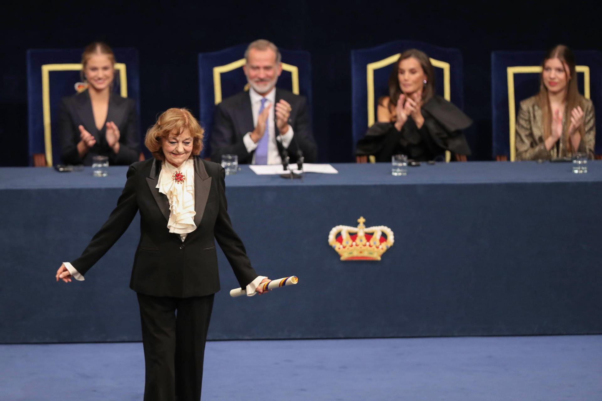 La ensayista rumana Ana Blandiana tras recoger el premio Princesa de Asturias de las Letras 2024, durante la ceremonia de entrega de los Premios Princesa de Asturias, el pasado 25 de octubre en el Teatro Campoamor, en Oviedo. EFE/JL Cereijido