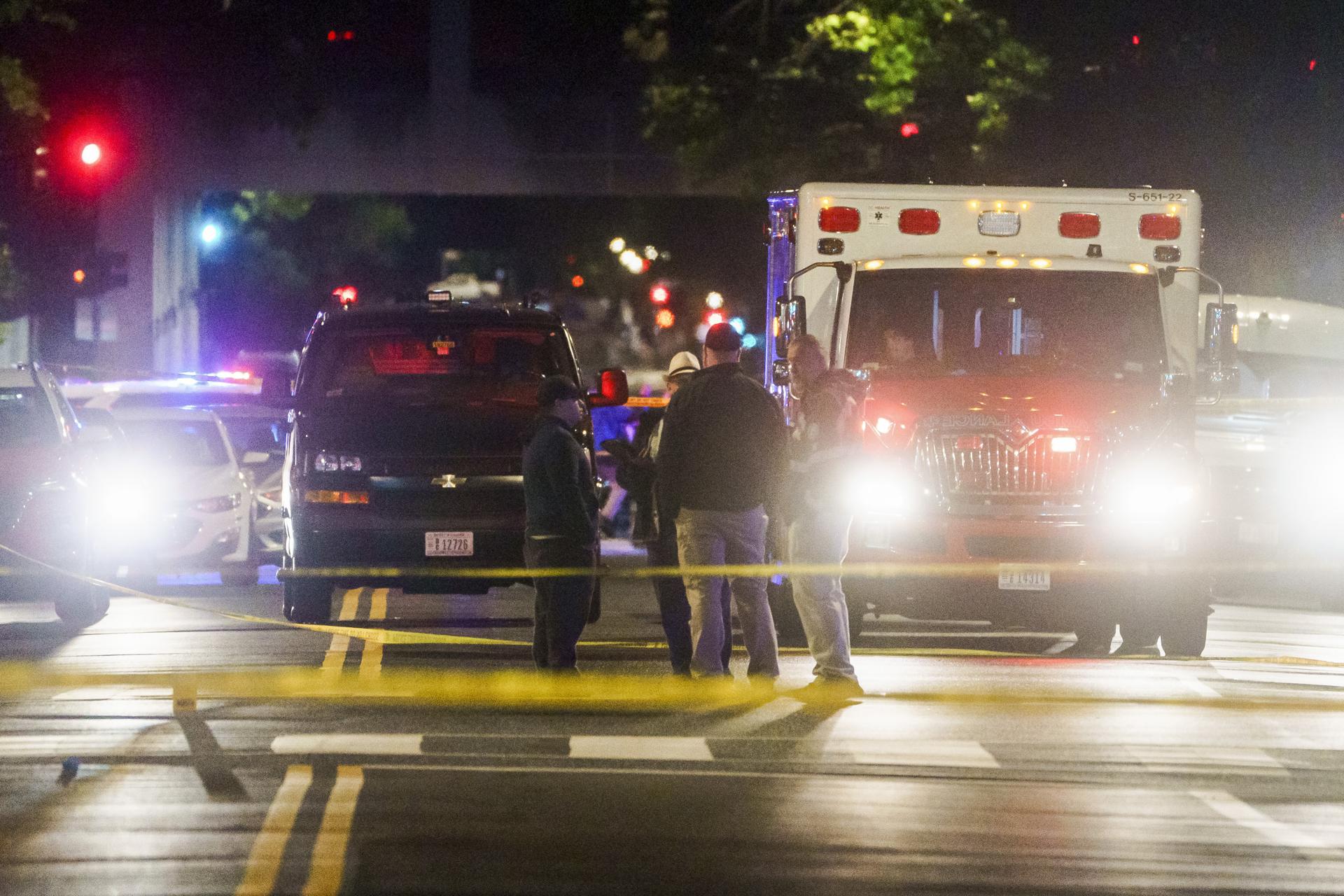 Agentes de policía en el lugar donde dos personas fueron asesinadas a tiros cerca del Museo Judío Capital en Washington, D.C. EFE/EPA/WILL OLIVER
