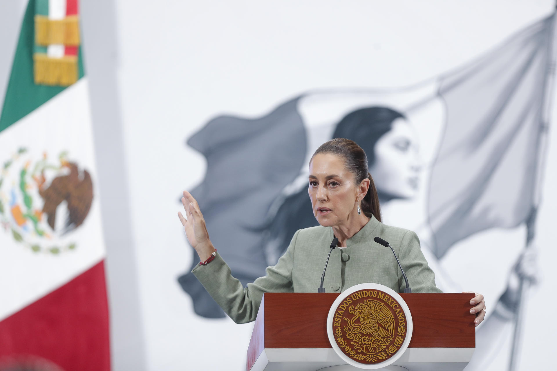 La presidenta de México, Claudia Sheinbaum, participa durante una rueda de prensa este miércoles en Palacio Nacional en Ciudad de México (México). EFE/ Isaac Esquivel