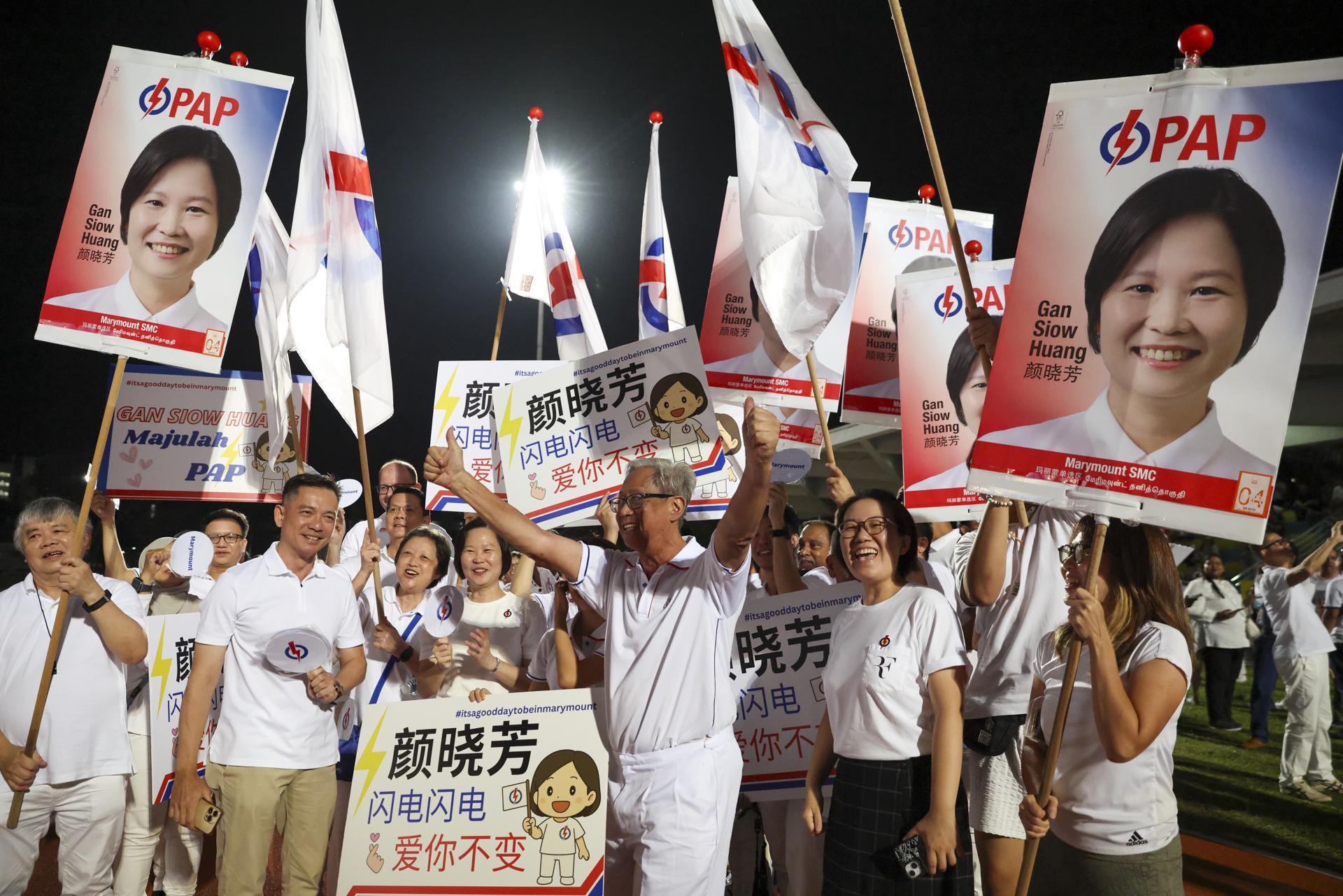 Singapore (Singapore), 03/05/2025.- People's Action Party (PAP) candidate Gan Siow Huang (C-L) reacts as she arrives at the venue of the supporters of Singapore's Prime Minister and Secretary General of the ruling People's Action Party, Lawrence Wong, during the announcement of preliminary results of the general elections in Singapore, 03 May 2025. Singaporeans go to the polls to elect 97 members of Parliament across 33 constituencies, five of which have already been secured by the PAP party through a walkover. (Elecciones, Singapur) EFE/EPA/HOW HWEE YOUNG