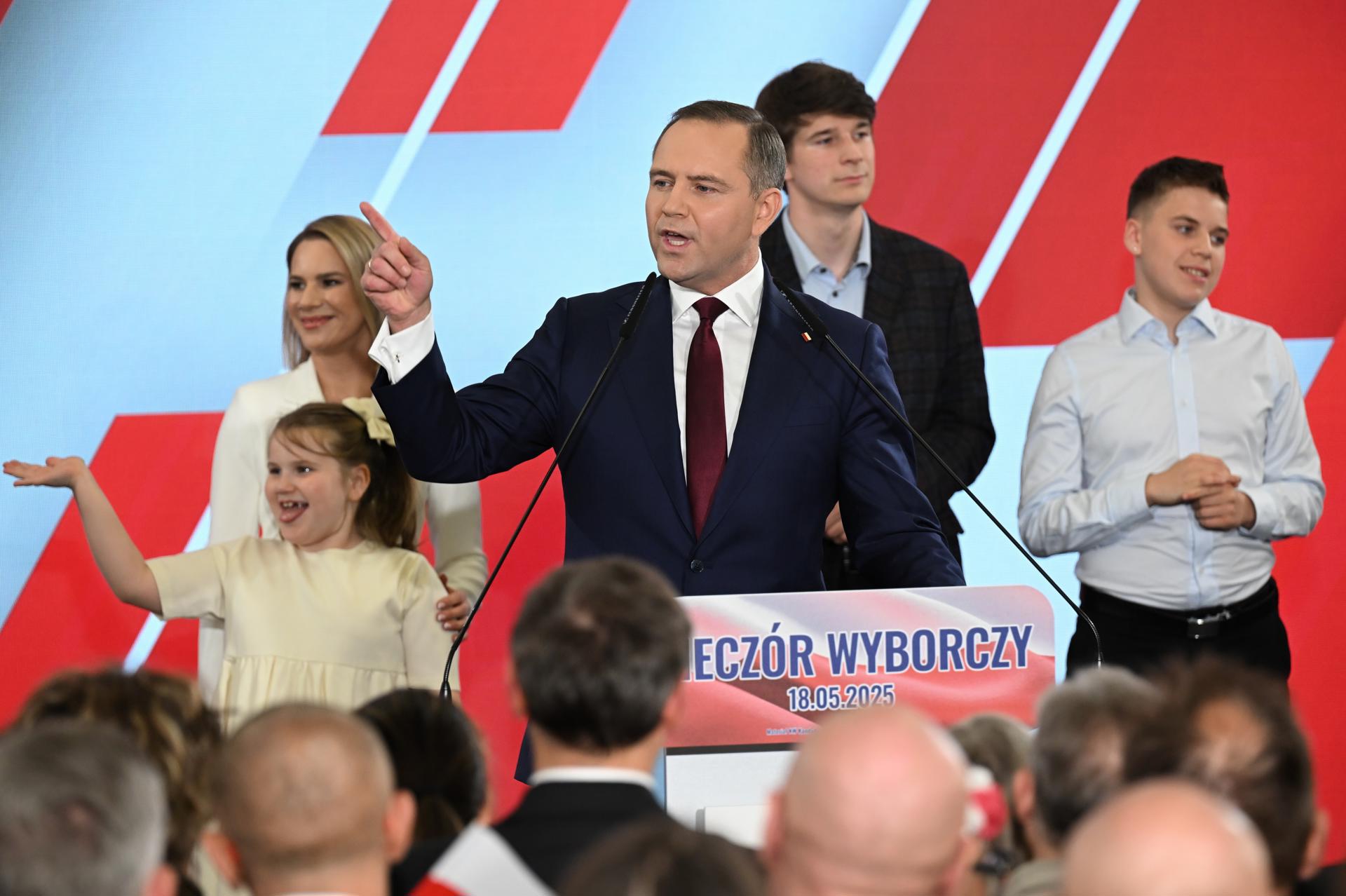 Karol Nawrocki (c), candidato independiente en las elecciones presidenciales de Polonia y apoyado por el partido Ley y Justicia (PiS), fue captado este domingo, 18 de mayo, al dar un discurso en medio de su familia, en Gdansk (Polonia). EFE/Adam Warzawa