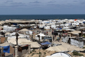 Miles de personas desplazadas por los ataques israelíes se refugian en el puerto de la ciudad de Gaza, en una imagen del 20 de mayo de 2025. EFE/Ahmad Awad 
```