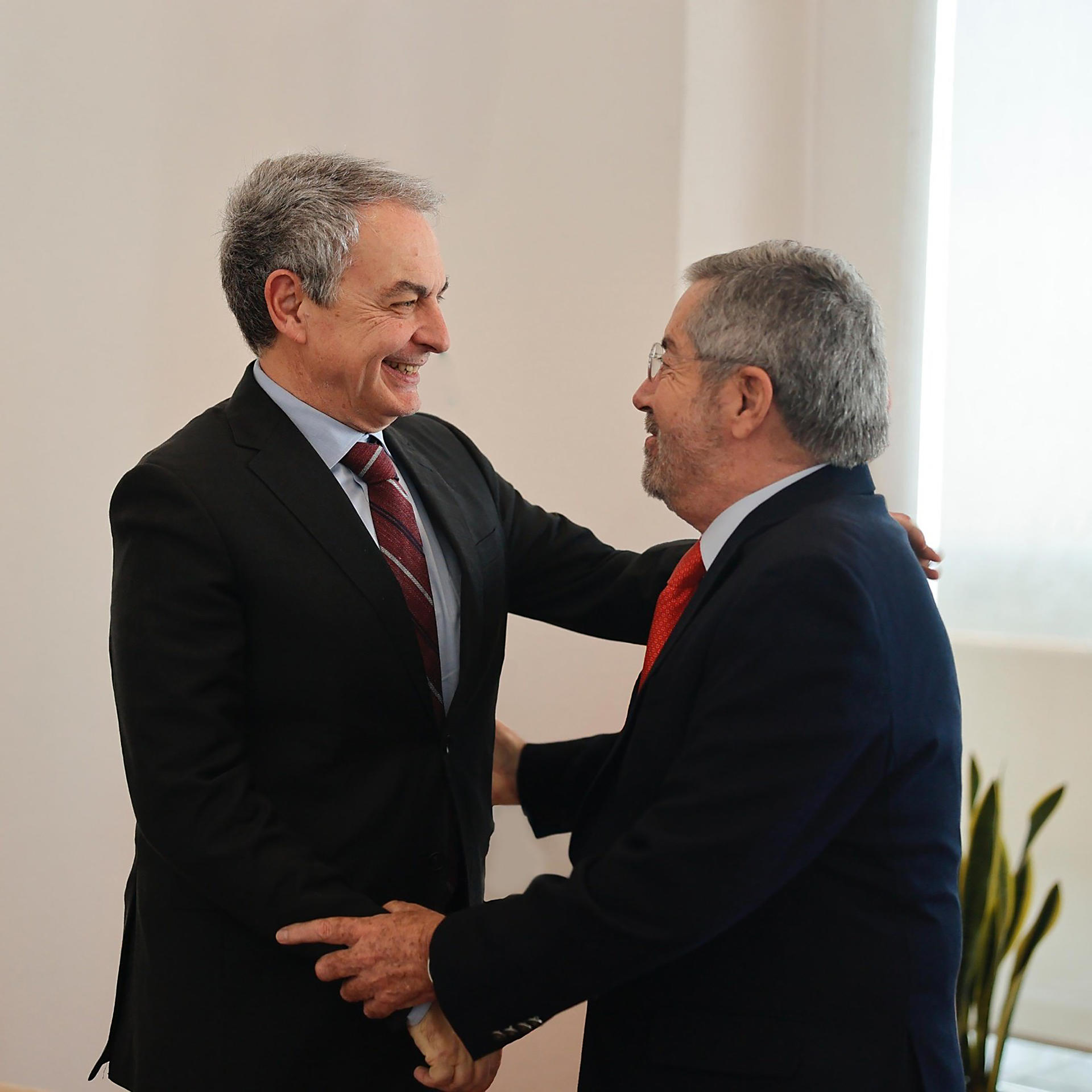 Fotografía cedida por la Secretaría de Relaciones Exteriores de México (SRE), del expresidente de Gobierno español José Luis Rodríguez Zapatero (i), durante una reunión con el canciller mexicano Juan Ramón de la Fuente (d), este miércoles en Ciudad de México (México). EFE/ Secretaría de Relaciones Exteriores /SOLO USO EDITORIAL/NO VENTAS/SOLO DISPONIBLE PARA ILUSTRAR LA NOTICIA QUE ACOMPAÑA (CRÉDITO OBLIGATORIO)