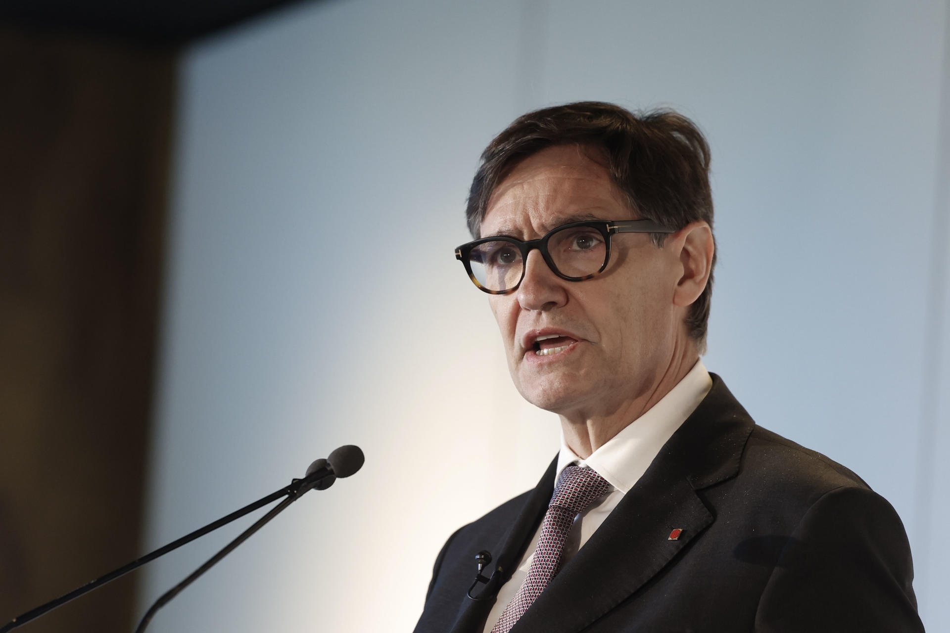 El presidente de la Generalitat de Cataluña, Salvador Illa, durante su intervención en un desayuno informativo organizado por El Periódico de Aragón este viernes en Zaragoza. EFE/ Javier Cebollada