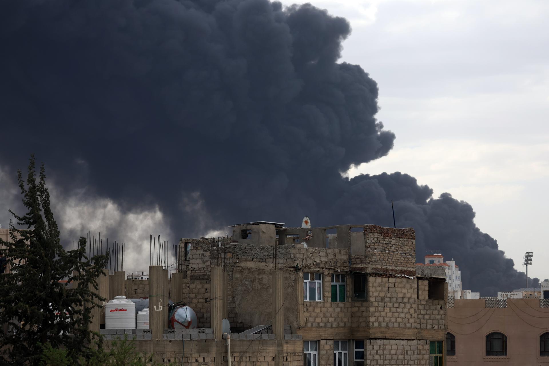 El humo se eleva sobre los edificios tras los ataques aéreos israelíes en Saná, Yemen, el 6 de mayo de 2025. Israel ha llevado a cabo una oleada de ataques aéreos en la capital de Yemen, Saná, un día después de atacar el puerto de Hodeidah en respuesta a un misil de los hutíes que cayó cerca del aeropuerto Ben Gurion de Israel, según informó la televisión Al-Masirah, gestionada por los hutíes. EFE/EPA/YAHYA ARHAB