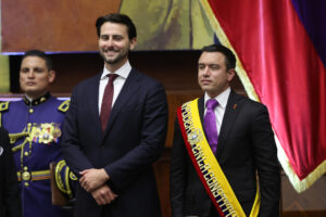 El presidente de Ecuador, Daniel Noboa (d), posa con la banda presidencial junto al presidente de la Asamblea Nacional, Niels Olsen (i), este sábado, en la Asamblea Nacional (Parlamento) en Quito. EFE/ José Jácome
