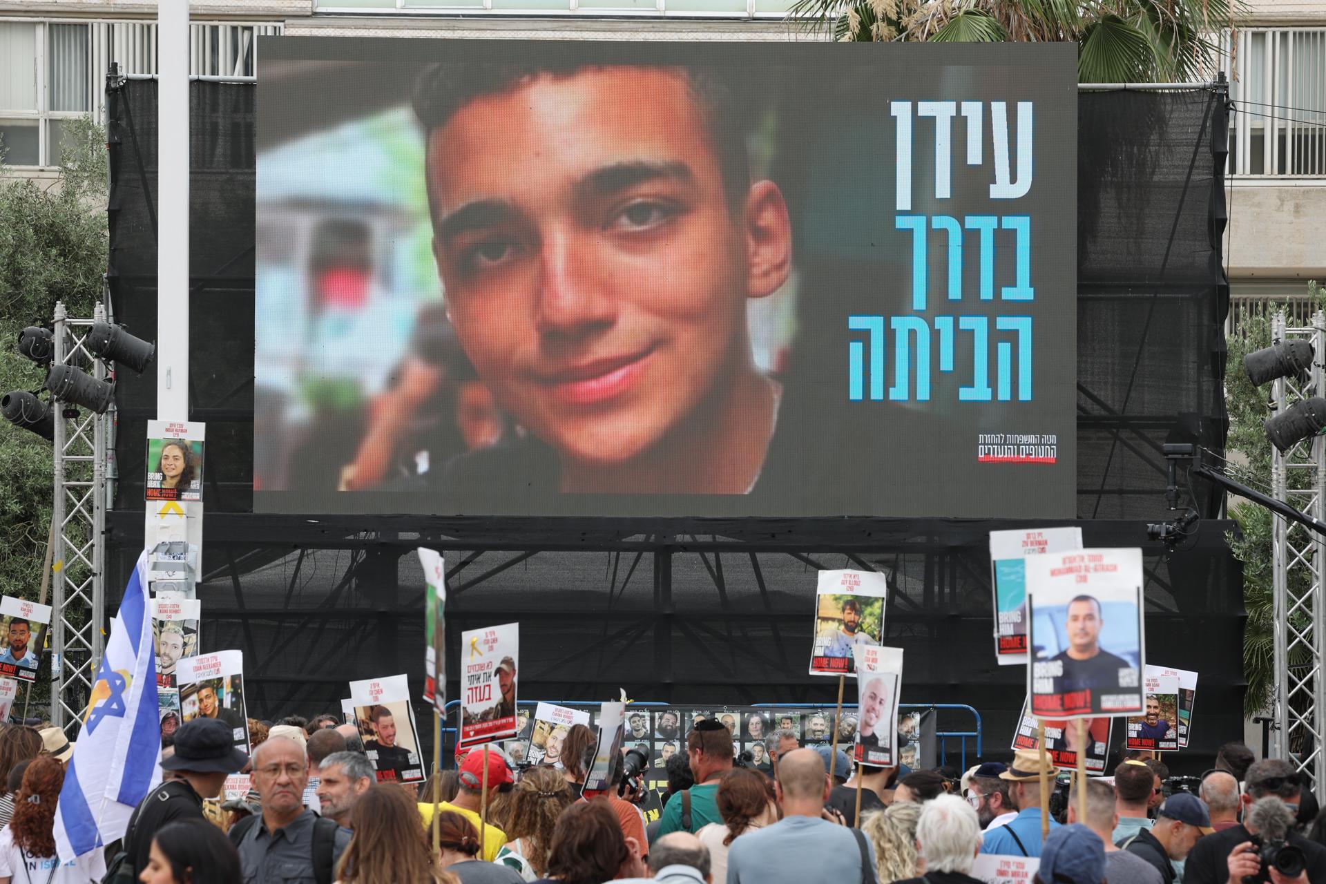 La gente se reúne para ver una transmisión en vivo de la liberación del soldado israelí-estadounidense Edan Alexander, actualmente cautivo dentro de la Franja de Gaza, afuera de la base militar Kirya en Tel Aviv, Israel, 12 de mayo de 2025. Según las fuerzas de defensa israelíes, unos 58 rehenes permanecen cautivos dentro de la Franja desde el 7 de octubre de 2023. EFE/EPA/ABIR SULTAN
