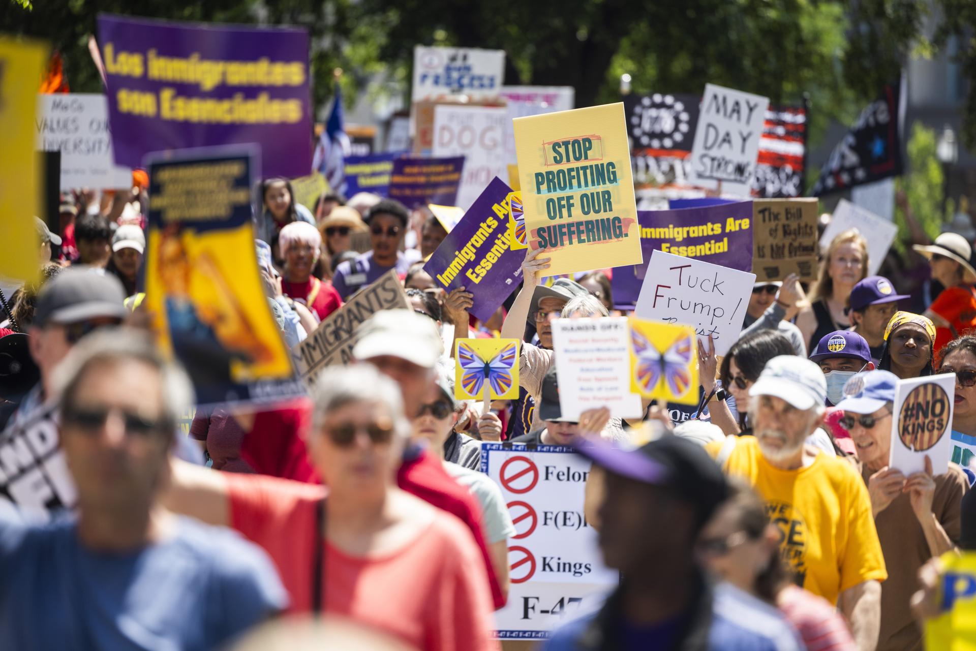 Manifestantes en el Día del Trabajo piden vivienda justa, atención médica, salarios justos y protección sindical para los trabajadores estadounidenses en Washington, DC, EE.UU., el 1 de mayo de 2025. EFE/JIM LO SCALZO