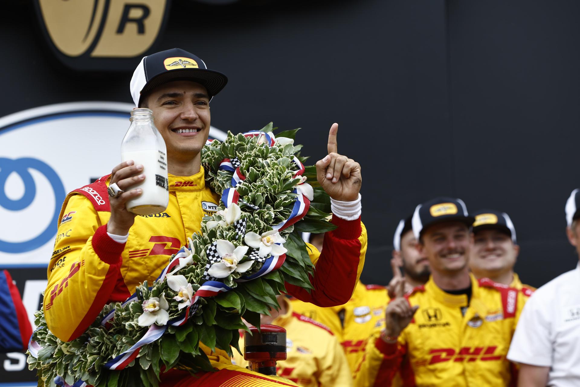 Fotografía cedida por IndyCar del piloto español Álex Palou en el podio de la 109 edición de las 500 Millas de Indianápolis. EFE/Chris Jones/IndyCar