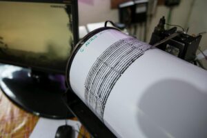 Un sismógrafo muestra la actividad un volcán en una imagen de archivo. EFE/ Made Nagi
