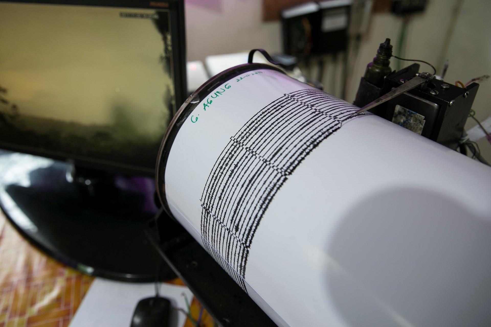 Un sismógrafo muestra la actividad un volcán en una imagen de archivo. EFE/ Made Nagi