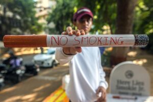 Hoy se celebra el Día Mundial Sin Tabaco, que persigue llamar la atención sobre el tabaquismo y sus nocivos efectos. EFE/EPA/DIVYAKANT SOLANKI/Archivo