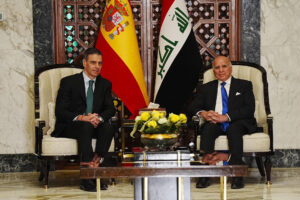 El presidente del Gobierno español, Pedro Sánchez, es recibido por el ministro de Exteriores iraquí, Fuad Husein, a su llegada ayer viernes a Bagdad, donde participa como invitado de honor en la cumbre de la Liga Árabe. EFE/Oficina de Medios del Primer Ministro de Irak / SOLO USO EDITORIAL/SOLO DISPONIBLE PARA ILUSTRAR LA NOTICIA QUE ACOMPAÑA (CRÉDITO OBLIGATORIO)