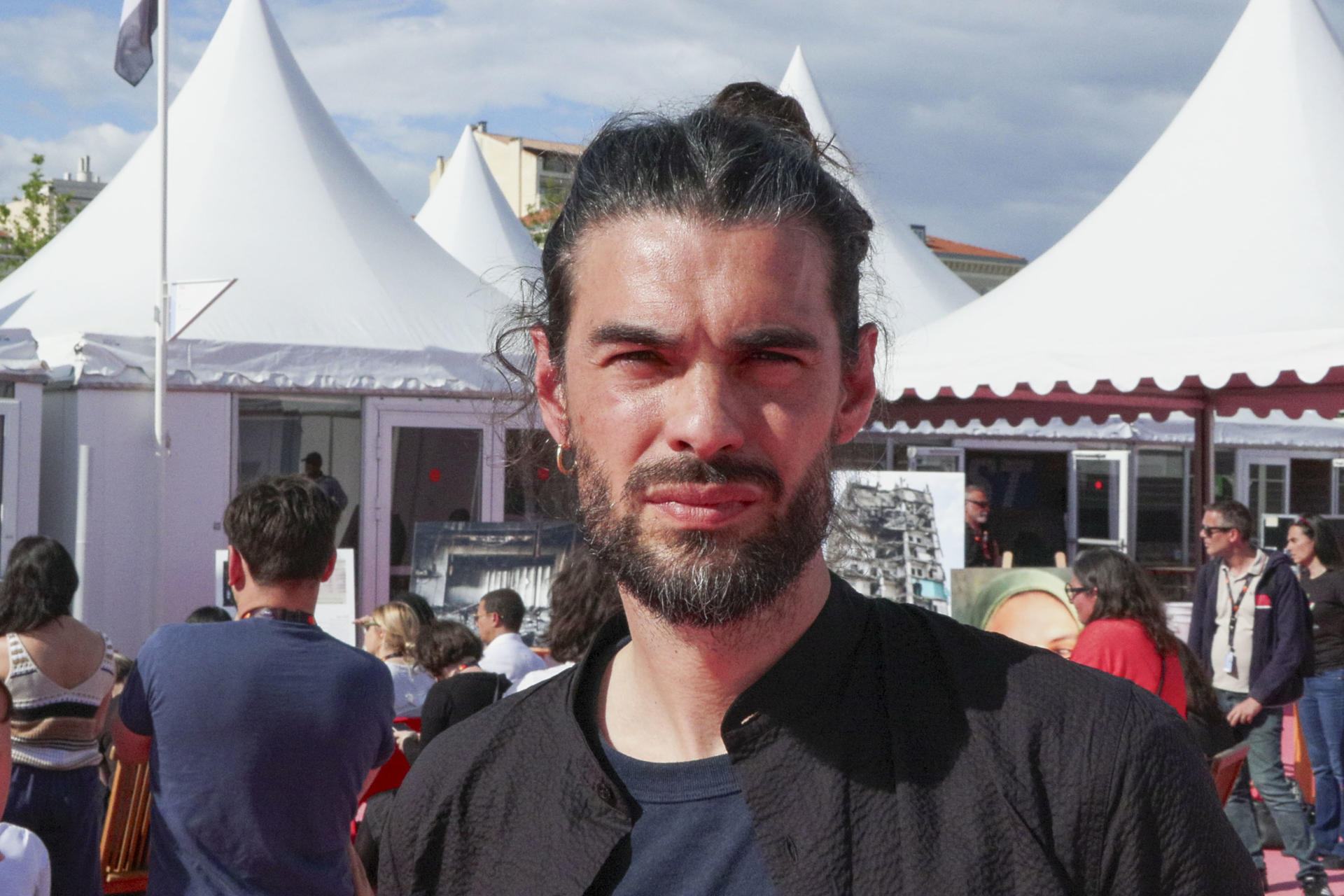 Oliver Laxe, cineasta español, durante una rueda de prensa en el marco del Festival de Cannes para denunciar la situación en Palestina. EFE/Edgar Sapiña Manchado