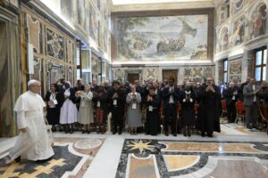 Una imagen proporcionada por Vatican Media muestra al papa León XIV recibiendo en audiencia a participantes en la Asamblea General de las Obras Misionales Pontificias en la Ciudad del Vaticano.EFE/EPA/VATICAN MEDIA HANDOUT USO EDITORIAL EXCLUSIVO/NO VENTAS