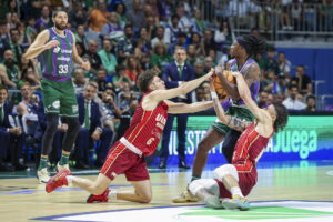 Los jugadores García (i), y Radebaugh (d), del UCAM Murcia, disputan un balón a Perry, del Unicaja, durante un momento del partido de baloncesto de Liga Endesa (ACB) que enfrenta al Unicaja y al UCAM Murcia en el Palacio de los Deportes José María Martín Carpena de Málaga. EFE/ Daniel Pérez