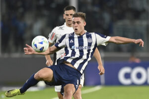 Federico Girotti (d) de Talleres controla un balón ante Alianza Lima. EFE/ Ariel Alejandro Carreras