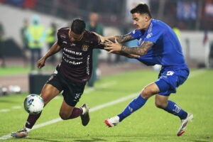 Franco Calderon (d), de Universidad de Chile, disputa un balón con Flabian Londoño, de Carabobo, durante un partido de la fase de grupos de la Copa Libertadores entre Universidad de Chile y Carabobo en el estadio Nacional Julio Martínez Prádanos​ en Santiago (Chile). EFE/Mario Caicedo