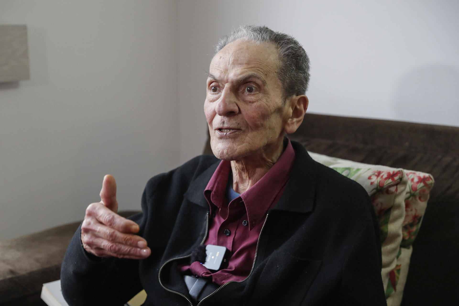 El escritor colombiano Luis Fayad habla durante entrevista con EFE en Bogotá (Colombia). Fayad está radicado en Alemania desde hace casi cuatro décadas pero afirma que, a pesar de la distancia, aún vive en su país. EFE/ Carlos Ortega