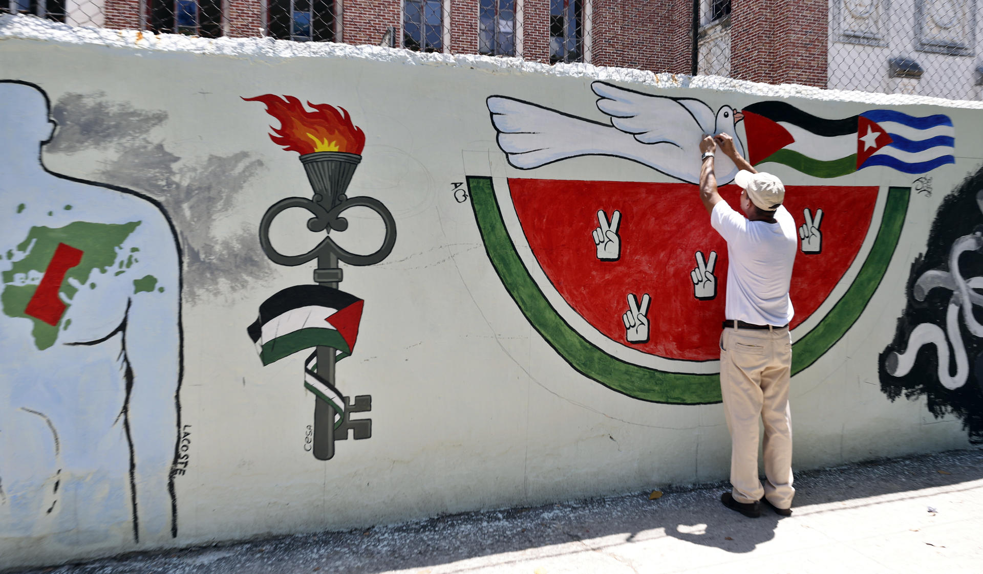 Un artista plástico cubano fue captado este jueves, 15 de mayo, al finalizar un mural alusivo a la causa palestina y en memoria del 77 aniversario del inicio de la Nakba (catástrofe, en árabe), que marcó la expulsión de unos 700.000 palestinos de sus tierras forzados por milicias judías, en La Habana (Cuba). EFE/Ernesto Mastrascusa
