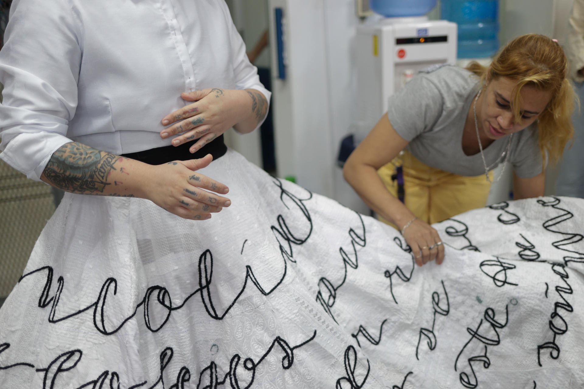 Fotografía del 7 de mayo de 2025 de la cantautora paraguaya Andrea Valora vestida con una pollera bordada a mano, hecha por mujeres integrantes de la Fundación Princesa Diana de Francia en Asunción (Paraguay). EFE/ Juan Pablo Pino