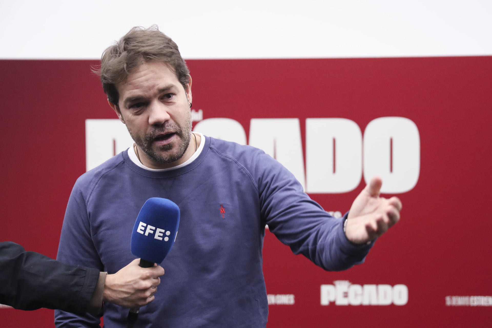 El español Juan Dávila pasó de salir a la calle para pedir a gritos que la gente fuera a ver su espectáculo a vender en pocos minutos miles de localidades a personas deseosas de verlo. 'La senda del pecado' es un documental que cuenta este viaje de la nada al todo: "La fórmula Juan Dávila". Dirigido por Alberto Utrera, el audiovisual se estrena este jueves en España y la expectación es alta: muchísima gente conoce y admira al artista (tiene más de cinco millones de seguidores en redes sociales), pero no mucha conoce al Juan Dávila que había antes del de ahora. En una entrevista a EFE, el cómico (Madrid, 1978) reconoce que él mismo no sabe verbalizar la clave de su éxito, a pesar de que ha pensado mucho en ello. EFE/Alberto Aguado