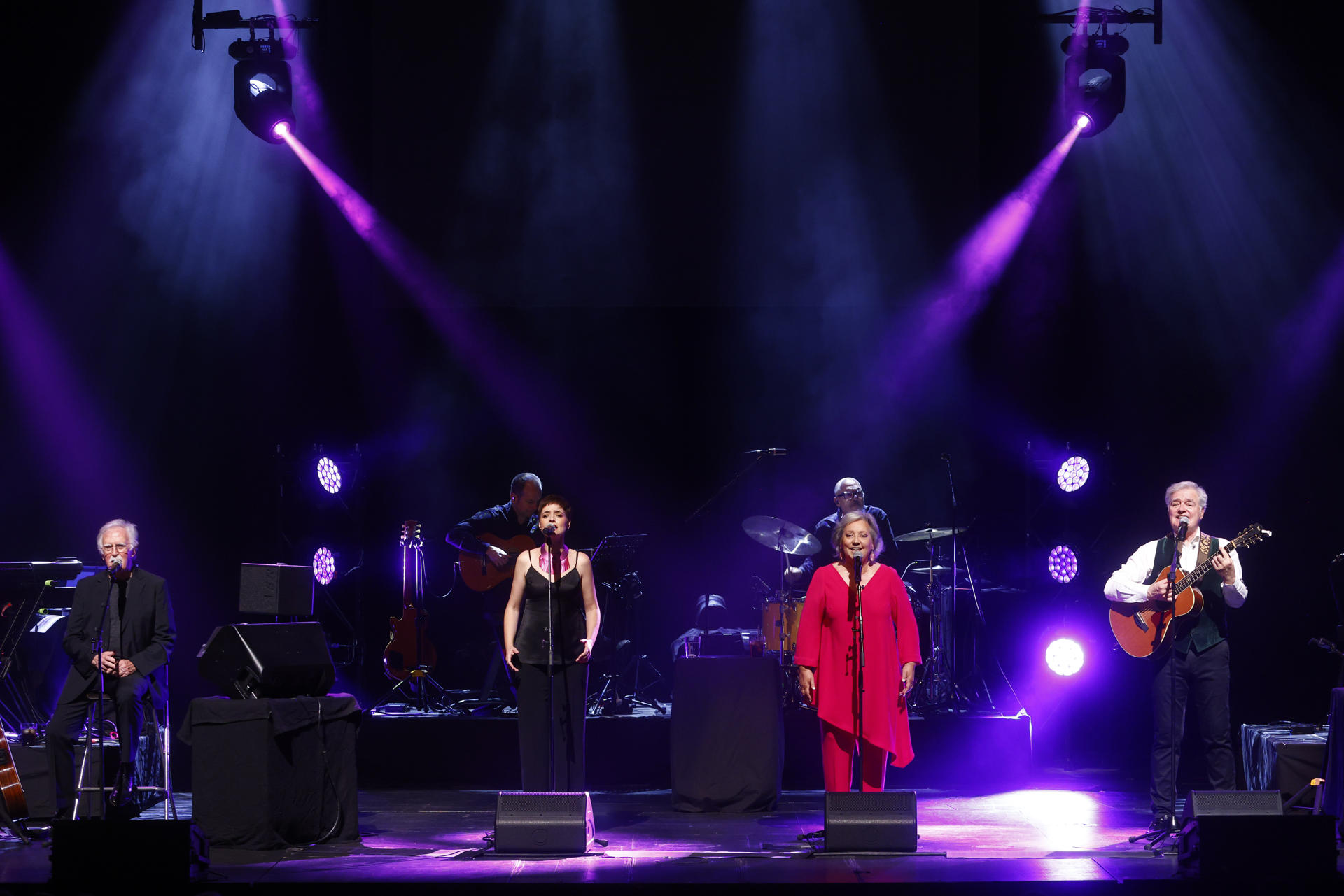 El grupo musical El Consorcio, formado en esta ocasión por, Estíbaliz Uranga (2d), Iñaki Uranga (d), Allende Blanco Uranga (2i) (hija de Sergio y Estíbaliz) y Carlos Zubiaga (i), durante su actuación esta noche de viernes en el Liceu, en Barcelona, donde repasan 40 años de canciones clásicas como Eres tú, Tómame o déjame o Amor de hombre. EFE/Quique García