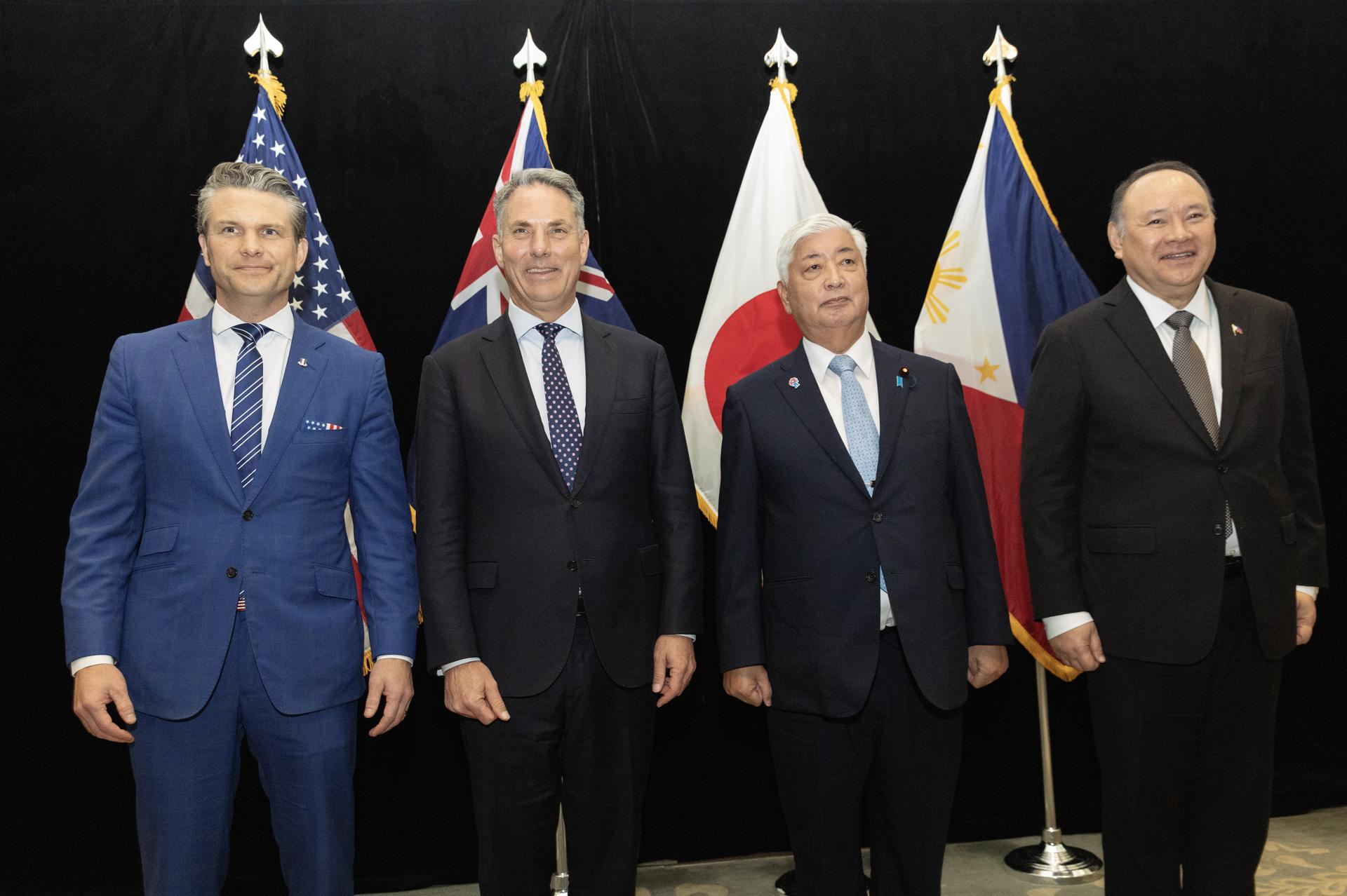 Singapore (Singapore), 31/05/2025.- (L-R) US Defense Secretary Pete Hegseth, Australia’s Deputy Prime Minister and Minister for Defence Richard Marles, Japan’s Minister of Defense Nakatani Gen, and Philippines Secretary of National Defense Gilberto Teodoro Jr. pose for photos following their multilateral meeting on the sidelines of the International Institute for Strategic Studies (IISS) Shangri-La Dialogue Defence Summit in Singapore, 31 May 2025. Defense ministers and officials from 47 countries are gathered in the city-state for the IISS Shangri-La Dialogue, an annual high-level defense summit in the Asia-Pacific region. (Filipinas, Singapur) EFE/EPA/HOW HWEE YOUNG