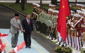 JAKARTA (Indonesia), 25/05/2025.- Chinese Premier Li Qiang (2-L), accompanied by Indonesian President Prabowo Subianto (L), inspects the honor guard at the Presidential Palace in Jakarta, Indonesia, 25 May 2025. Li Qiang is visiting Indonesia to discuss ties between the two countries. EFE/EPA/ADI WEDA