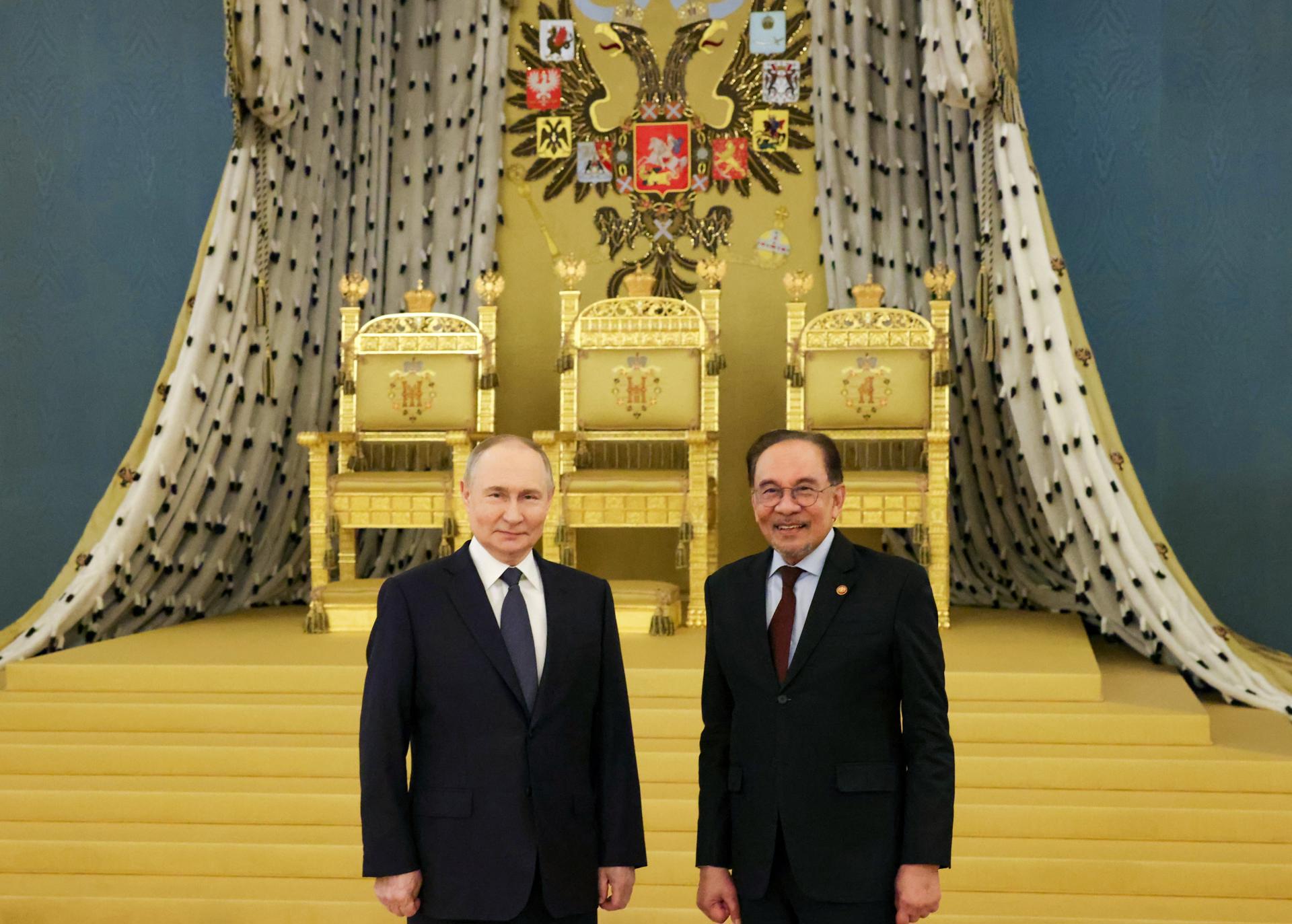 El presidente ruso, Vladimir Putin (i), junto al primer ministro malasio, Anwar Ibrahim (d).
EFE/EPA/KONSTANTIN ZAVRAZHIN / POOL