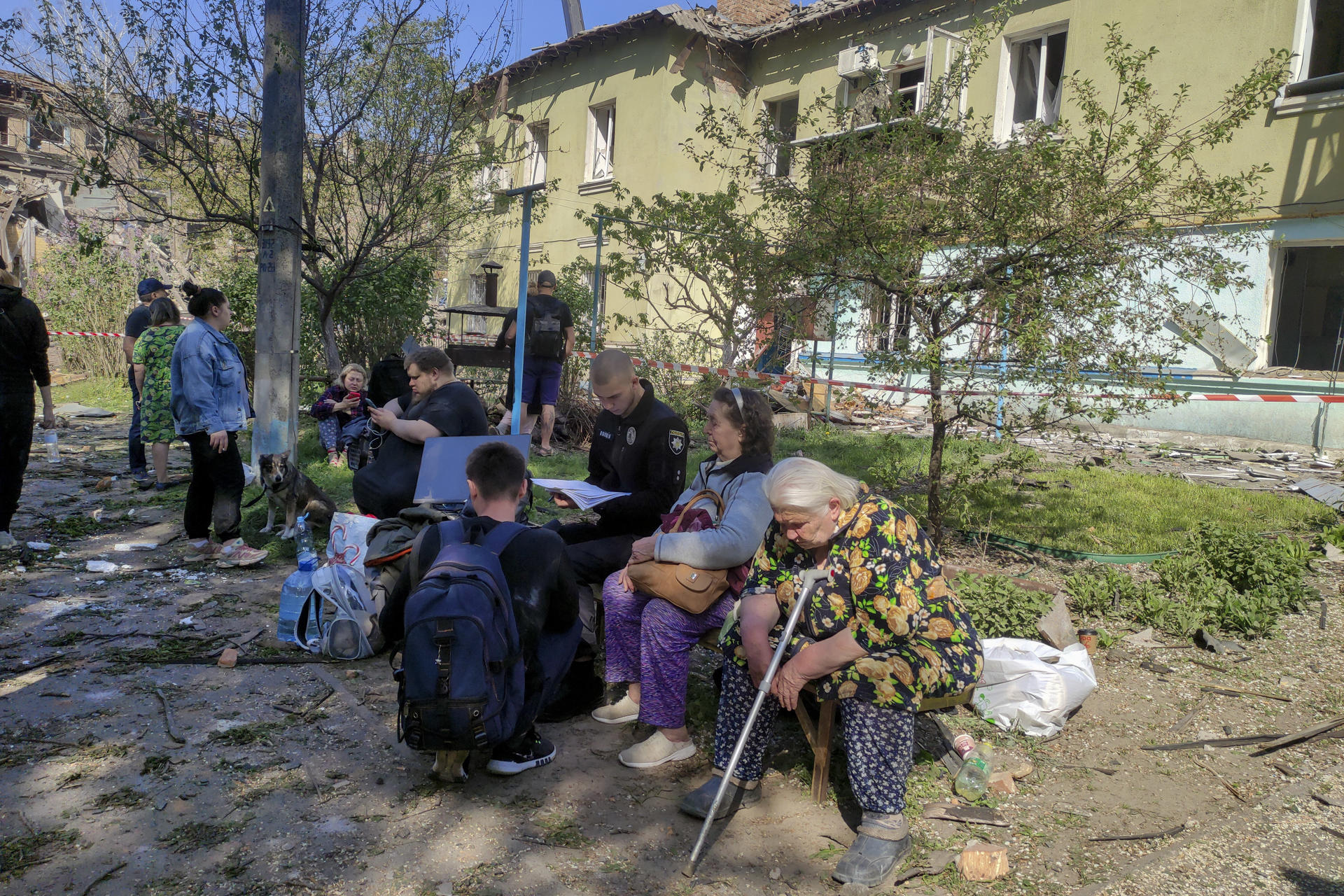 Fotografía de archivo que muestra a vecinos del barrio de Sviatoshin, Kiev, Ucrania, el 24 de abril de 2025, después de que sus casas fueran destruidas en un ataque masivo ruso contra esta y otras zonas de la capital ucraniana. EFE/ Marcel Gascón Barbera
