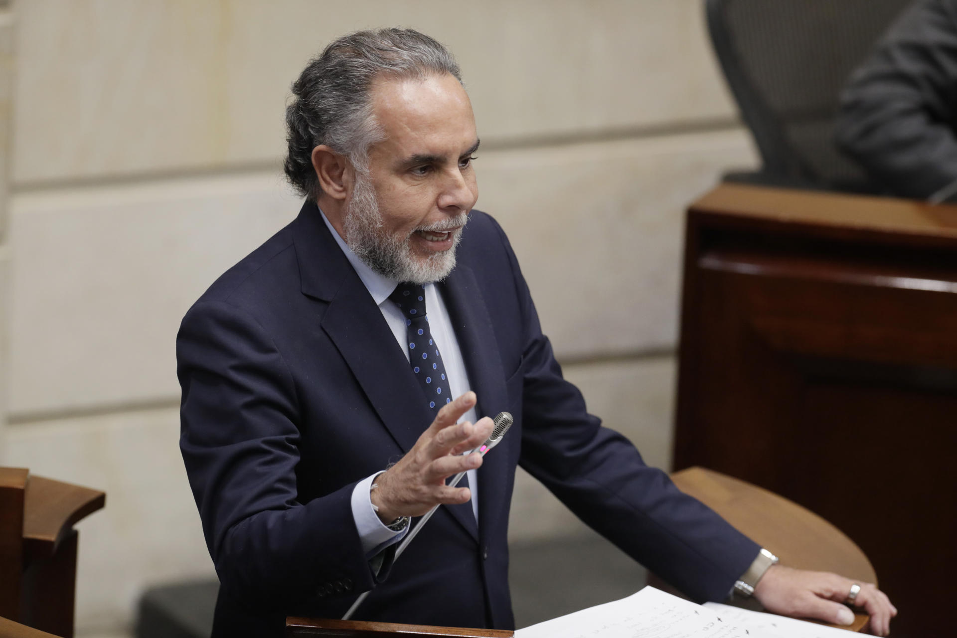 El ministro del Interior del Colombia, Armando Benedetti, al intervenir este martes, 13 de mayo, durante una sesión plenaria del Senado, en la sede del Congreso colombiano, en Bogotá (Colombia). EFE/Carlos Ortega