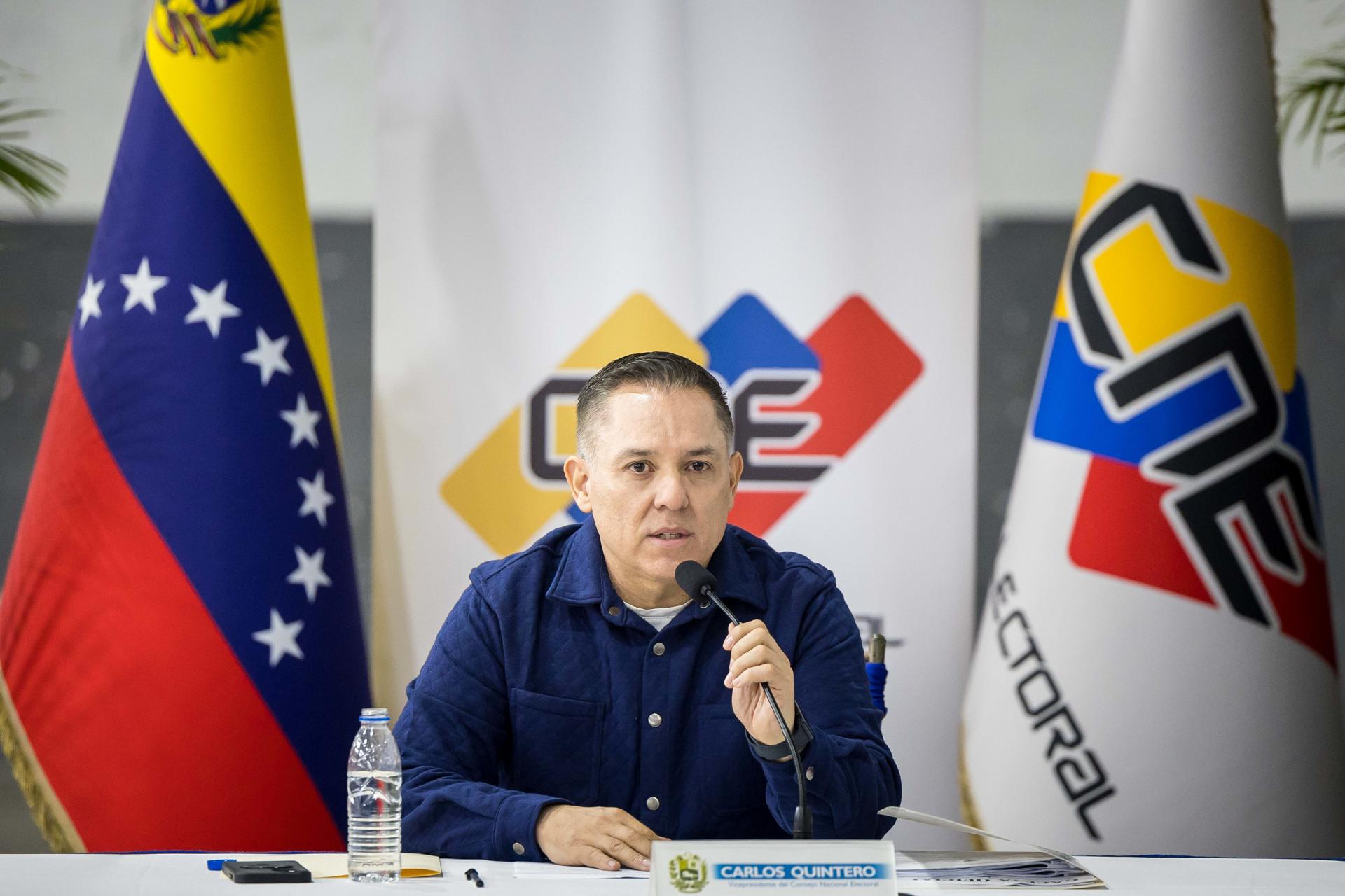 El vicepresidente del Consejo Nacional Electoral (CNE), Carlos Quintero, habla tras culminar el proceso de auditoría de producción de máquinas de votación este domingo, en Caracas (Venezuela). EFE/ Miguel Gutiérrez
