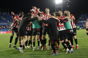 Los jugadores del Athletic Club celebran su victoria a la finalización del encuentro correspondiente a la jornada 36 de LaLiga que Getafe CF y Athletic de Bilbao han disputado este jueves en el Coliseum de Getafe. EFE/ Mariscal