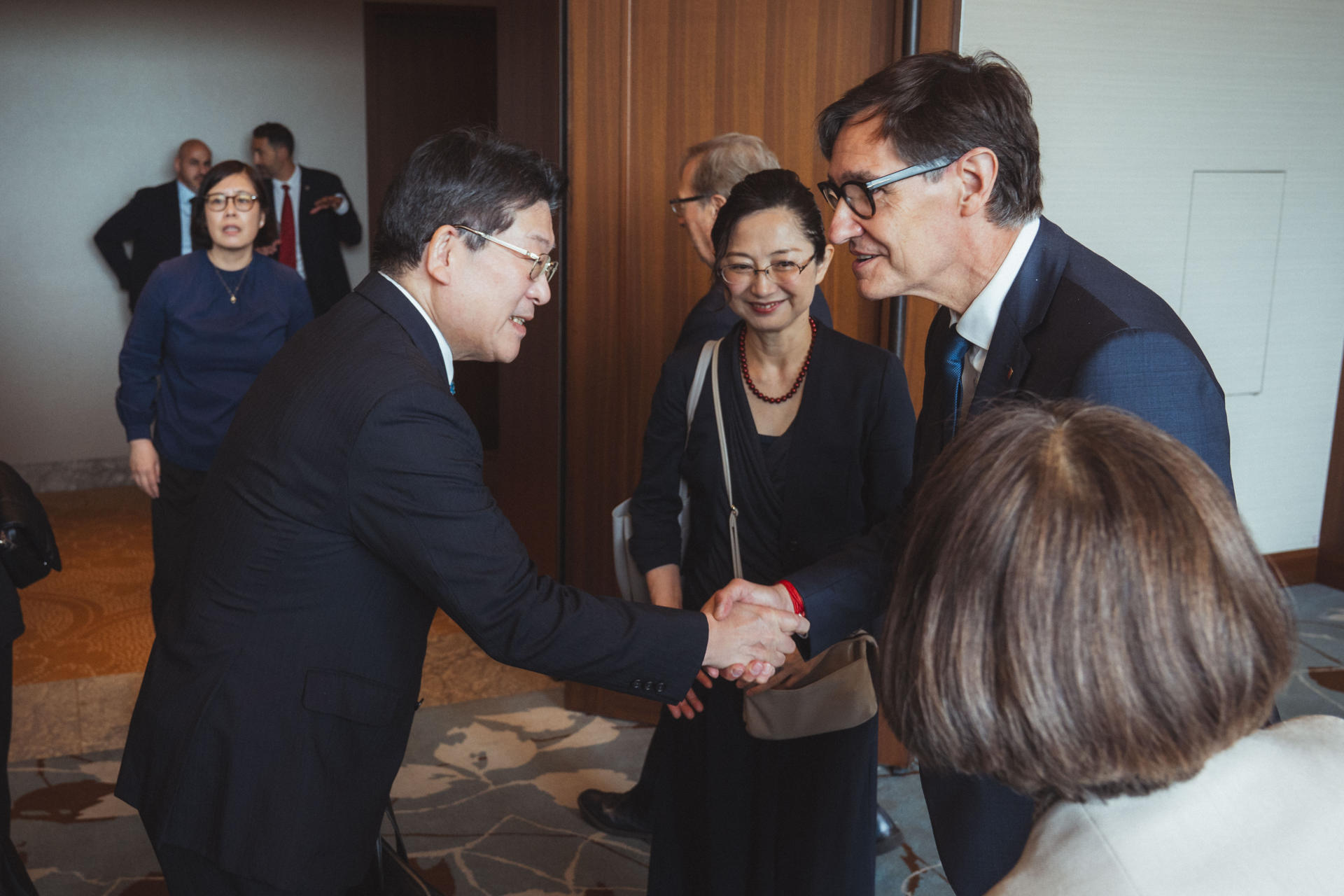 El presidente de la Generalitat, Salvador Illa (d), durante la reunión que ha mantenido con empresas japonesas instaladas en Cataluña o interesadas en invertir en la comunidad, en el marco del viaje institucional que el presidente Illa realiza a Japón. EFE/Arnau Carbonell/Generalitat ***SÓLO USO EDITORIA/SOLO USO PERMITIDO PARA ILUSTRAR LA NOTICIA QUE APARECE EN EL PIE DE FOTO (CRÉDITO OBLIGATORIO)***