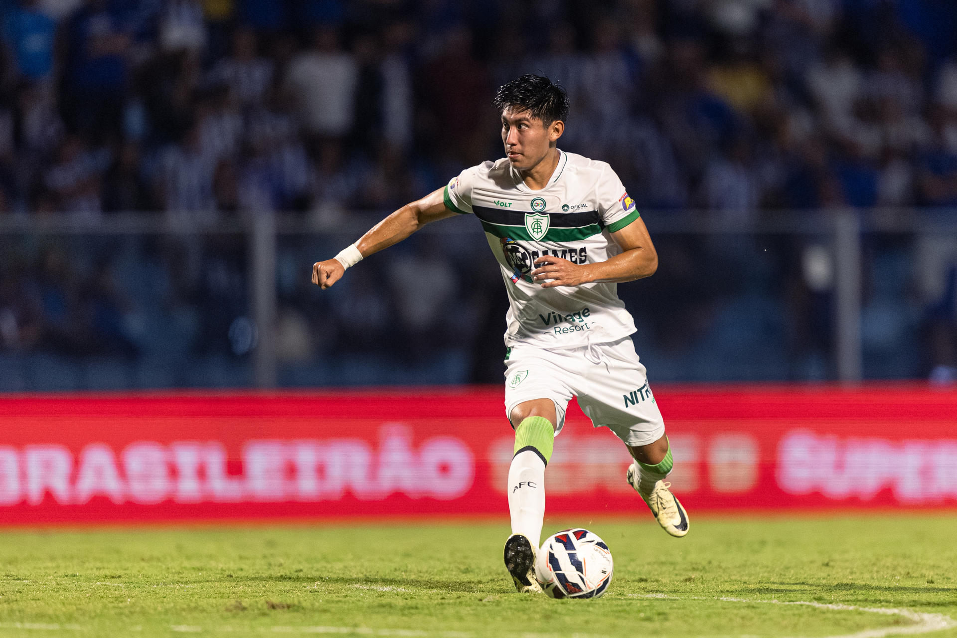 Fotografía cedida por el Club América del 26 de abril del 2025 del mediapunta boliviano Miguel Terceros, conocido como Miguelito. EFE/Beno Küster/América MG