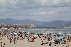 En la imagen del domingo pasado, cientos de personas disfrutan de una jornada soleada en la playa de las Arenas, en Valencia.EFE/Ana Escobar